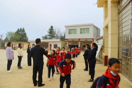 威宁兴隆小学：乡村小学的“花”式教育