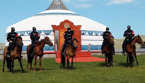 原来是真的，内蒙古警察骑马上班！