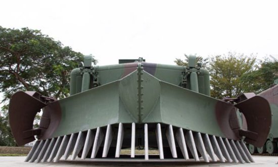 台媒：台军退役扫雷车在苗栗公园展示，“26根大<em>钢牙</em>几乎被拔光...