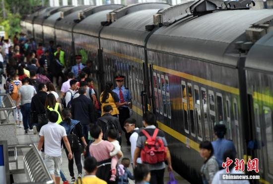 国庆、中秋双节叠加 昆铁发送旅客增长近四成