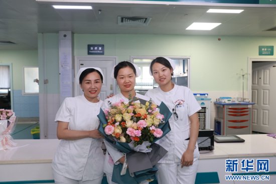 武汉：鲜花送给最美护士