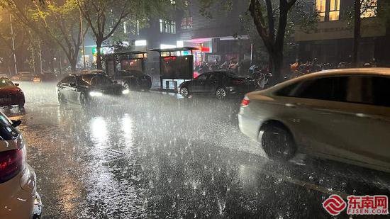 福州突迎降雨 全省发布多条气象预警和警报