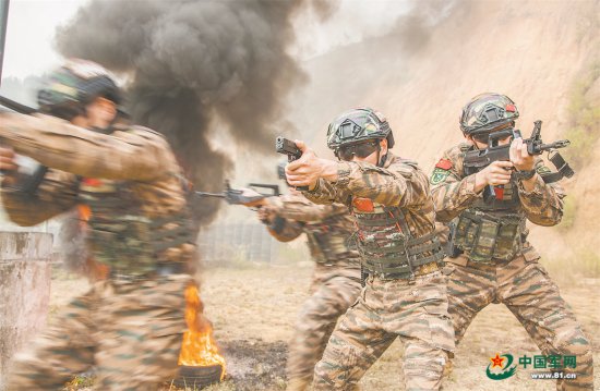 武警广西总队来宾支队组织特战队员进行强化训练