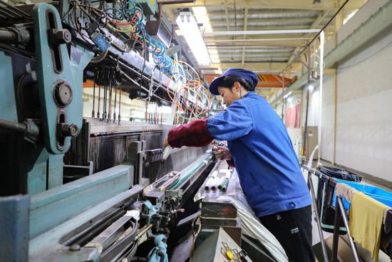 上海：工业园区一派繁忙 企业手握订单铆劲生产