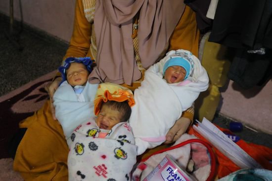 战火中的新生！巴勒斯坦妇女在加沙收容所生下<em>四胞胎</em>
