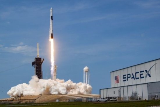 首次！SpaceX两艘“龙”飞船将同时与空间站对接，为宇航员送去...
