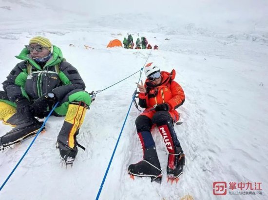 朱霞（42岁，江西人），成功登顶珠峰！