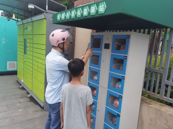 杭州临平打造校门口的“共享头盔”驿站