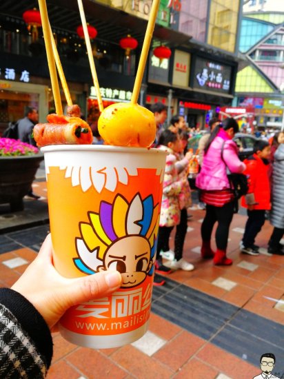 90后姑娘在重庆八一街吃吃吃：吃一路扔一路！原因让人忍不住...