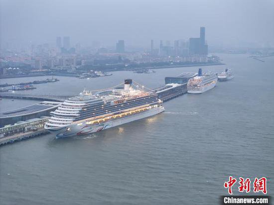 上海吴淞口国际邮轮港再现“三邮同靠”
