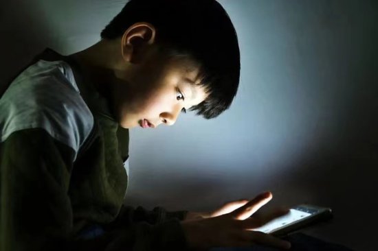 近7成孩子用<em>手机</em>看短视频，儿童<em>手机成瘾</em>问题不容忽视