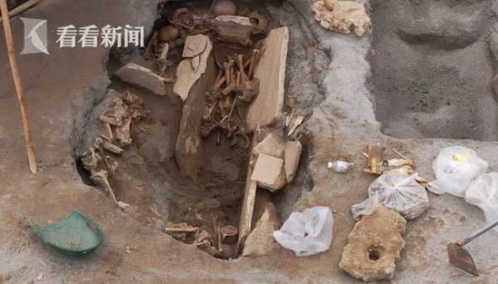 学校足球场发现2500平米古墓 单坑19颗头骨