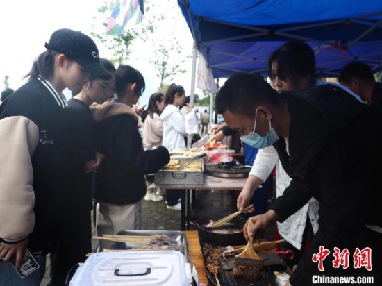 “五一”假期开启 广西乡村文化集市游人如织