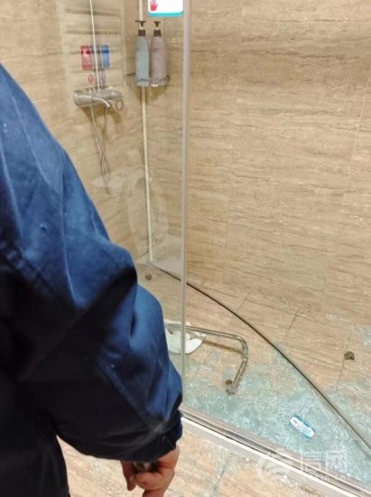 宏远东都酒店浴室<em>玻璃</em>门破碎 客人洗澡时被划伤