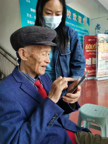 安徽92岁老人拿到驾照“准考证”！曾在部队修飞机