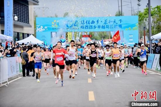 4000余名跑者竞速秦岭山水间 脚步丈量茶乡之美