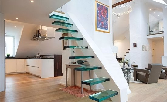 <em>80平</em>做五居室利用阁楼打造生活空间，玻璃式悬空的楼梯是真敢装