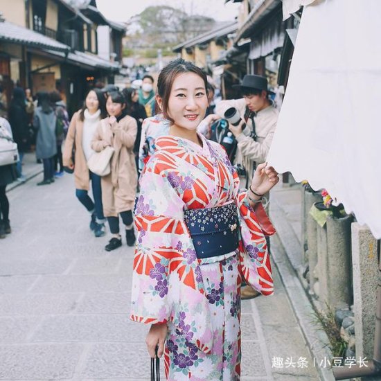 日本<em>最繁华</em>的一<em>条街</em>，穿和服行走在大街，已经成为当地风俗