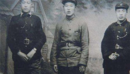 他是陕北的侦察专家，红军中的<em>福尔摩斯</em>，61岁时成为公安部长