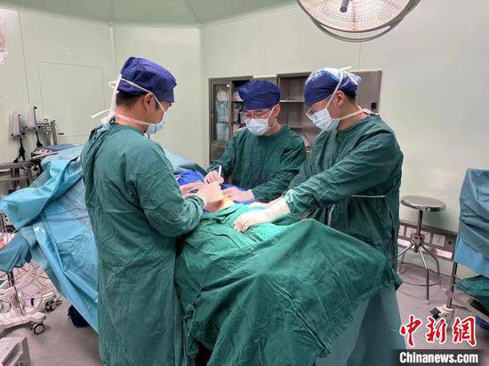 中新健康丨上海专家开展“刮骨疗毒”治疗 34岁重度骨髓炎患者...