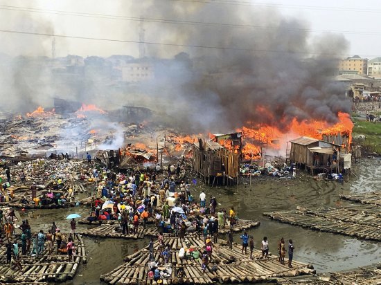 尼日利亚拉各斯<em>最大木材市场</em>遭遇严重火灾