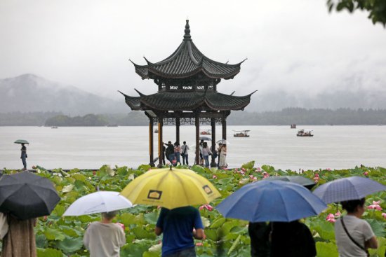 <em>杭州西湖</em>日 雨中看西湖