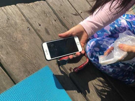 <em>杭州</em>女子练瑜伽手机掉西湖 一下赶来十几个西湖捞哥