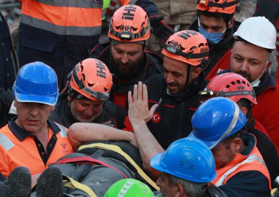 观天下·土耳其地震丨多<em>人被埋</em>超200小时获救 “生命奇迹”还在...