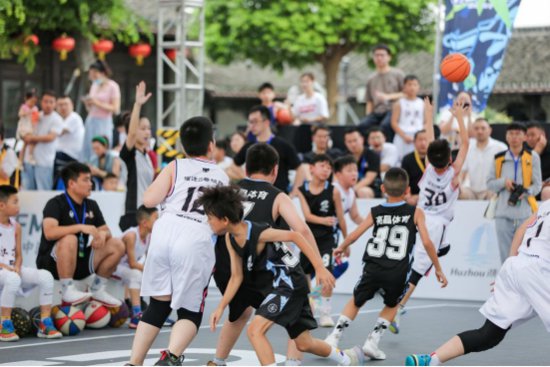 湖州南浔：近300名篮球小将畅享篮球盛宴