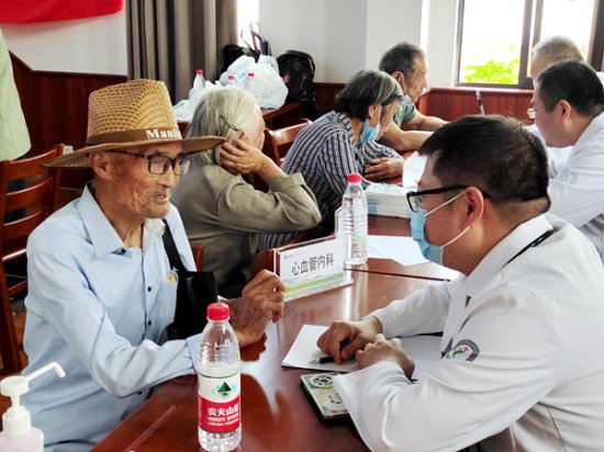 衢州市人民医院党支部赴三山村开展志愿服务活动