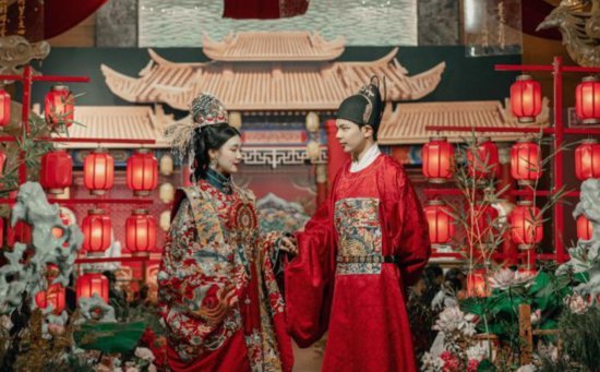 中式婚礼走红 “凤冠霞帔”成为新时尚