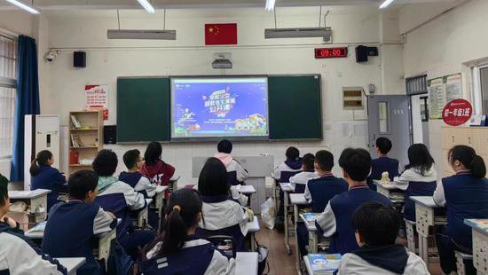 重庆市二〇三中学组织观看全国2024消防疏散逃生演练公开课
