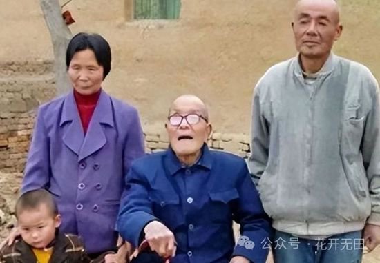 2007年陕西97岁农民去世，国民党从台湾送来牌匾，上书4字：...