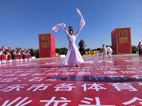 伏羲文化旅游节吸引游客