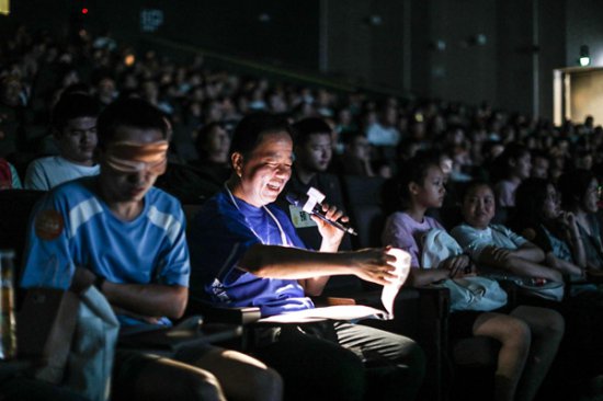感受光影魅力，杭州200余名视障儿童走进优酷无障碍线下剧场“...