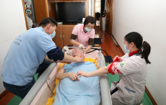 太感慨！上海瘫痪老人11年来首次洗澡，紧张到发抖…