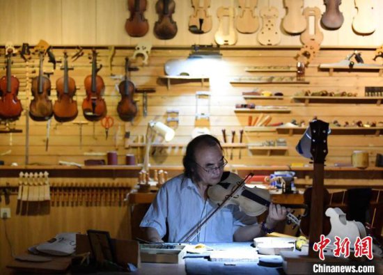 一把小提琴的诞生：看河北武强手艺人70多道工序制作小提琴
