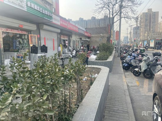 废旧花池改造成停车<em>空间</em> 北京右安门街道这样疏解站前拥堵