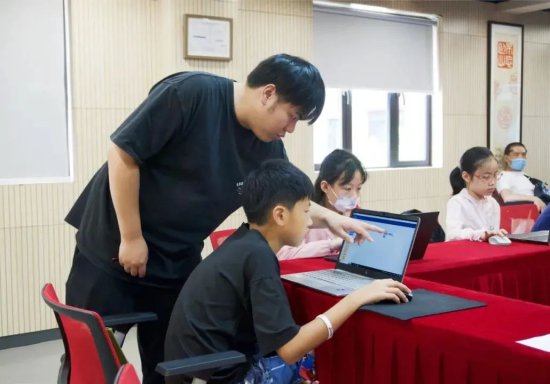 在社区<em>学习编程</em>、参加比赛，长宁这群孩子的暑期生活很“AI”