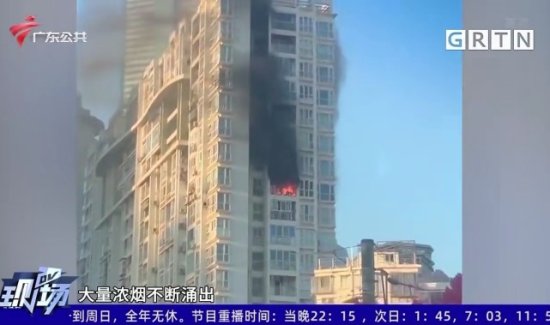 危险！深圳某小区住户发生火灾，物业小伙灭火时头发被烧