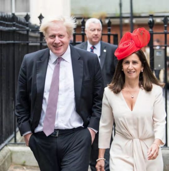 57岁的英国首相第七次当爹，33岁的妻子究竟是傻白甜还是野心女...