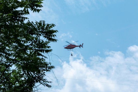 重庆：直升机悬停百米高空为特高压线路带电消缺