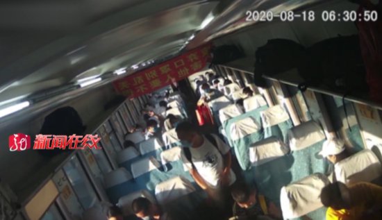 哈尔滨开往汉口的列车上，男子20分钟内起身7次！到站时他下手...