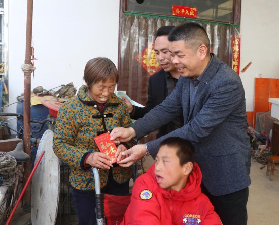 周口市太康政协委员联合中国好人和爱心企业为脱贫户献爱心