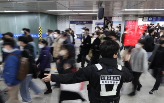 对踩踏事故心有余悸！首尔早高峰地铁停运引发混乱，市民讲述“...