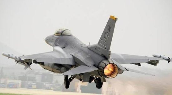 <em>驻韩美军一</em>架F-16战机坠海 细节披露