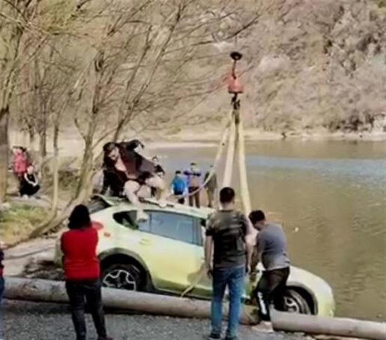 私家车<em>河边戏水</em>沉没3人被困车顶，群众抬来大树助其上岸