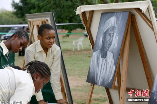 尼日利亚学生参加绘画比赛 绘制<em>历任</em>国家<em>领导</em>人画像