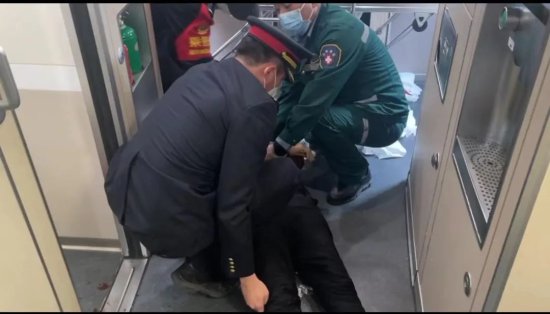 一场紧急救治在高铁车厢上演……