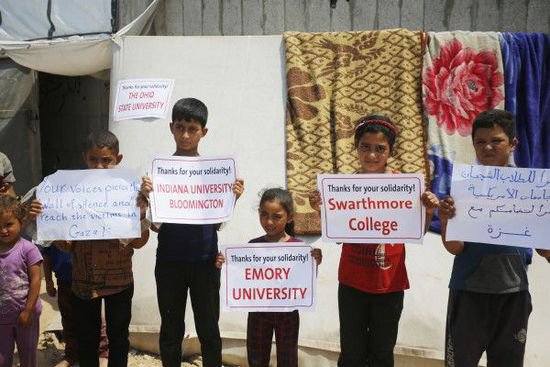 加沙儿童高举标语牌 向亲巴勒斯坦美国大学生致谢